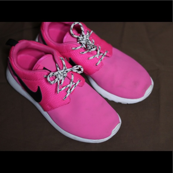 Pink Nike Rosherun Size 4 - Picture 5 of 5